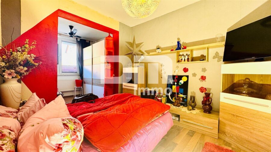 Solides Ein- bis Zweifamilienhaus mit großer Terrasse, Nebengebäude und opulenten Gartenbereich - EG Schlafzimmer